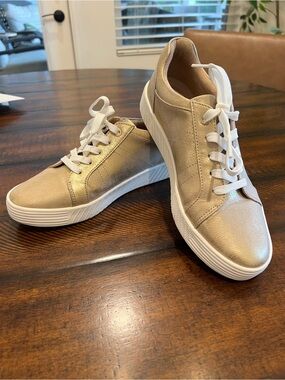 Naturalizer Sole Neela Metallic Gold Lace-Up Sneakers Excellent Condition!